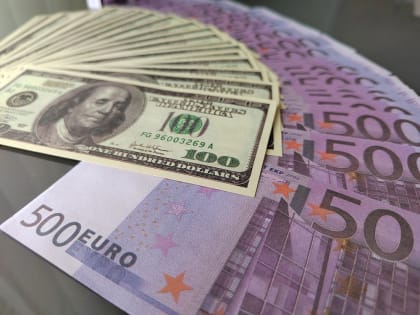 Банк России понизил курс доллара до 70 рублей