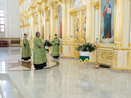 В канун праздника Входа Господня в Иерусалим митрополит Серафим совершил всенощное бдение в Спасском кафедральном соборе