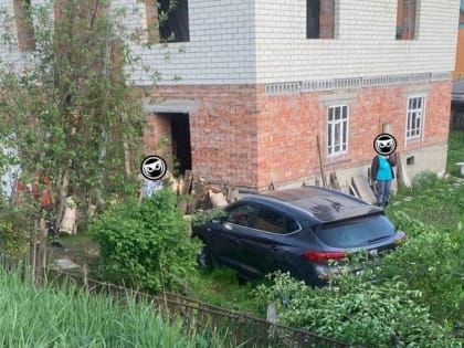 В Пензе автомобиль влетел в чужой огород, протаранив забор