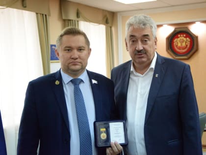 Депутат ЛДПР Павел Куликов поздравил коллег из Госсовета Чувашии с юбилеем парламента