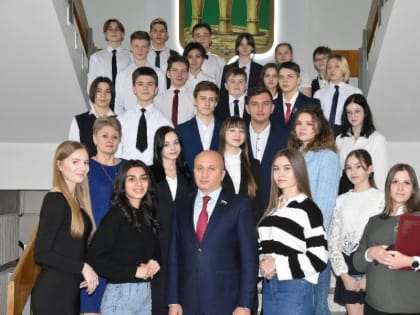 Юрий Зиновьев встретился за круглым столом с учащимися школы №47 и обсудил с ними вопросы досуга молодежи