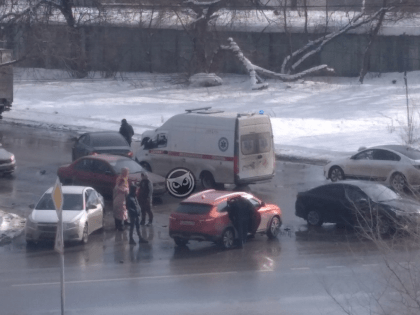 В Пензе на улице Калинина к месту тройного ДТП приехала скорая