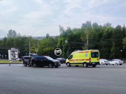 В Пензе к месту ДТП на проспекте Победы приехал автомобиль реанимации