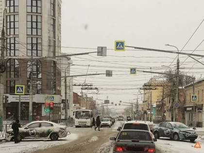 На улице Суворова в Пензе столкнулись две легковушки