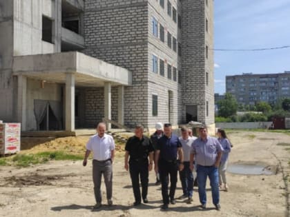Глава минстроя поручил ускорить возведение лечебных учреждений в Кузнецке