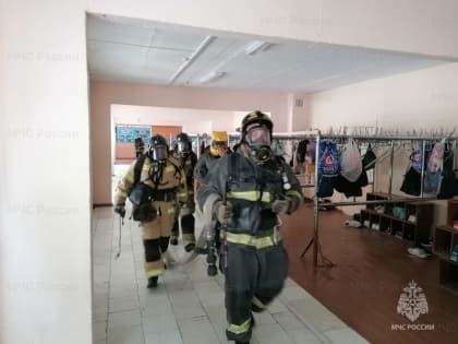 Пензенские спасатели потушили условный пожар в школе