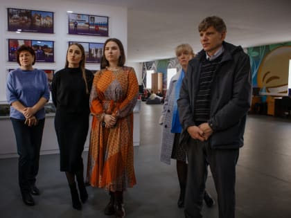 Активисты «Молодой Гвардии» и «Волонтерской Роты» провели экскурсию по фотовыставке, посвященной годовщине воссоединения новых регионов с Россией
