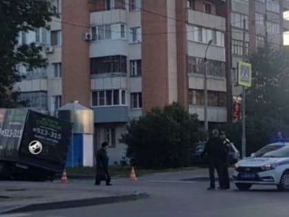 На улице Толстого под колесами «Газели» провалился асфальт