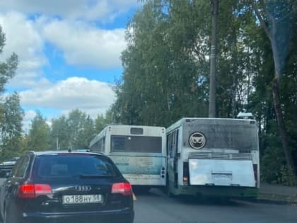 В Пензе на улице Кронштадтской в ДТП попали два автобуса