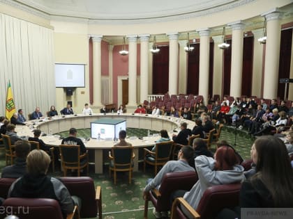 Мельниченко ответил на вопросы участников «Университетских смен» из Запорожской области