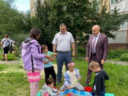 Юрий Зиновьев организовал праздник двора для жителей улицы Егорова