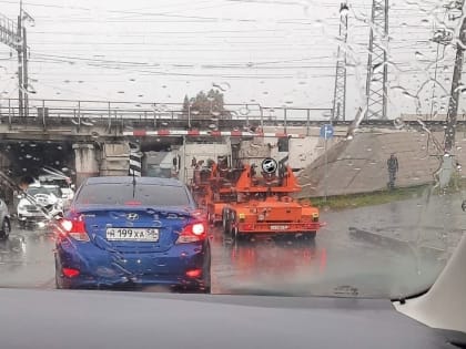 В Пензе под «мостом Винни-Пуха» снова застряла фура