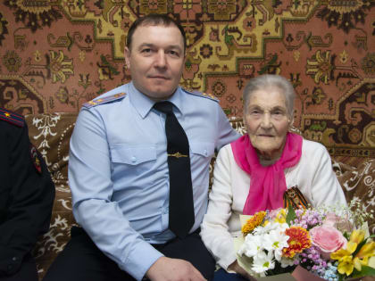 Пензенские полицейские поздравили с 8 марта ветерана Великой Отечественной войны