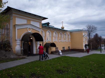 В канун дня памяти священномученика Иоанна Рижского митрополит Серафим совершил всенощное бдение в Воскресенском храме при епархиальном управлении