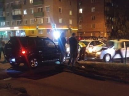 В Пензе перекресток на Западной Поляне оказался тесен для трех легковушек