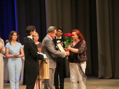 Валерий Лидин поздравил выпускников с окончанием колледжа искусств