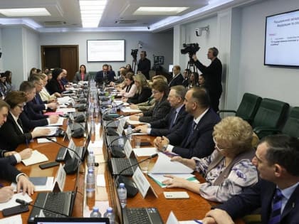 Сенатор Юлия Лазуткина стала участником обсуждения государственной политики по защите материнства и детства