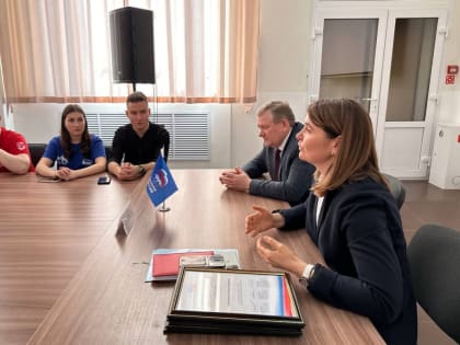 Сенатор РФ Юлия Лазуткина встретилась с молодежью в штабе общественной поддержки