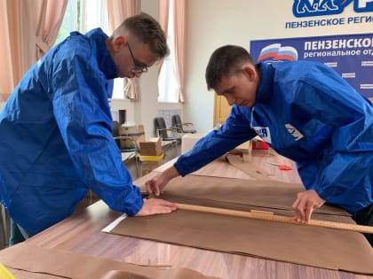 Активисты «Молодой Гвардии» Пензенской области продолжают помогать в плетении маскировочных сетей для бойцов, принимающих участие в СВО