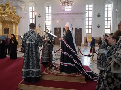 В понедельник первой седмицы Великого поста митрополит Серафим совершил повечерие с чтением Великого покаянного канона прп. Андрея Критского в Спасском кафедральном соборе