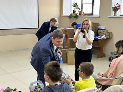 Владимир Быстряков вручил подарки воспитанникам центра для детей с ограниченными возможностями