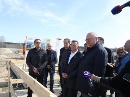 Олег Мельниченко поставил задачу ускорить темп строительства новой школы в селе Большой Вьяс