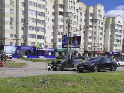 На проспекте Строителей в Пензе жестко столкнулись «ГАЗель» и легковушка