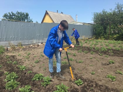 В Пензенской области активисты «Молодой Гвардии» помогли семье мобилизованного привести в порядок садовый участок