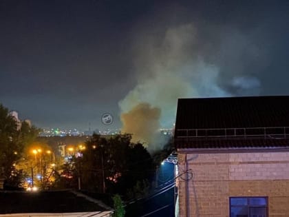 В Пензе на улице Калинина горящий мусор стал причиной густого дыма, который взволновал горожан