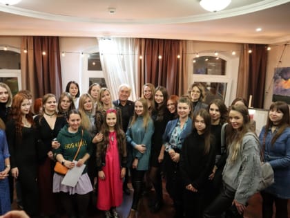 В «Ночь искусств» в Доме Бадигина открылась выставка учеников и преподавателей художественной студии «Форма»
