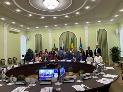 Александр Гуляков встретился с родителями студентов из Индии