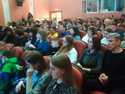 В годовщину «Крымской весны» драмтеатр посетили специальные гости