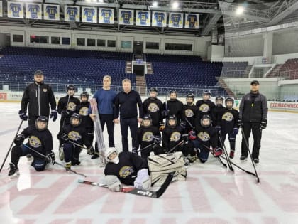 Юные никольские хоккеисты получили новый спортивный инвентарь