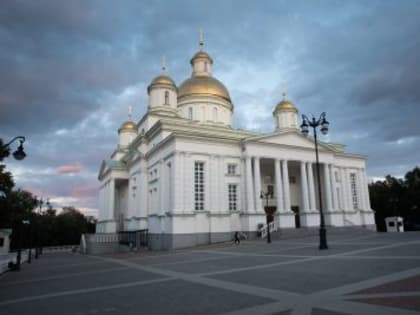 Накануне престольного праздника митрополит Серафим совершил всенощное бдение в Спасском кафедральном соборе