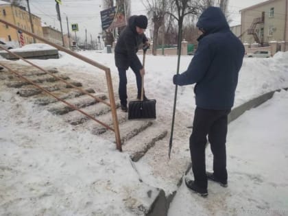В Ленинском районе Пензы проходит противогололедная обработка