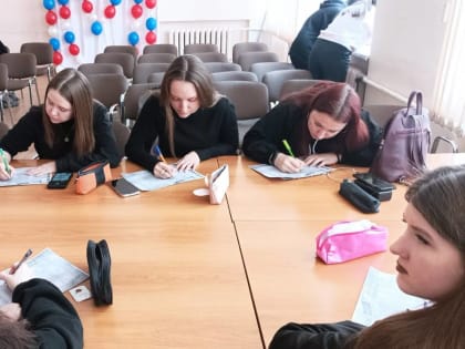 Пензенские студенты и активисты «Волонтерской Роты» написали письма на фронт