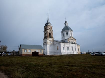 В Неделю 14-ю по Пятидесятнице митрополит Серафим совершил Литургию в храме Архангела Михаила села Симбухово