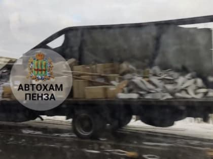 В Пензенской области в жестком ДТП раскурочило кузов грузовика