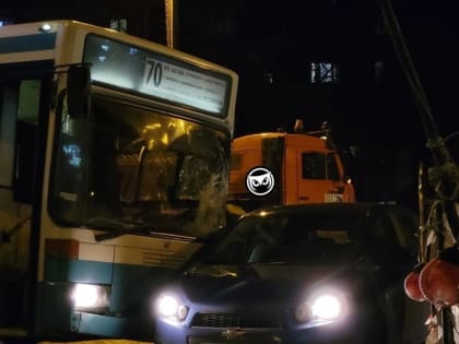 В Пензе у ТЦ «Фортуна» пассажирский автобус врезался в иномарку