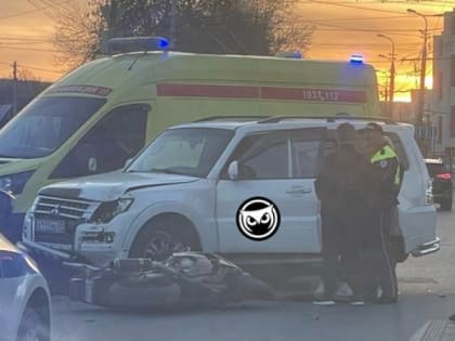 В Пензе на улице Пушкина столкнулись внедорожник и мотоцикл