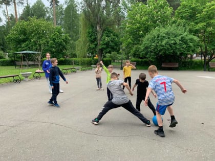 В пункте временного размещения молодогвардейцы организовали спортивные игры для детей