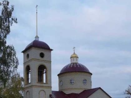 Митрополит Серафим совершил литургию в храме в честь всех святых, в земле Российской просиявших в селе Архангельское