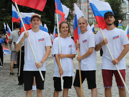 Активисты «Молодой Гвардии» совместно с жителями города на соборной площади сняли видеоролик в поддержку президента РФ и многонациональности нашей страны