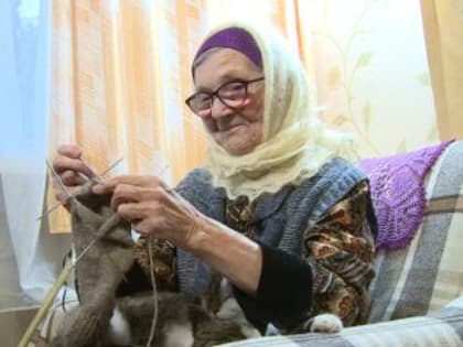 93-летняя жительница Золотаревки вяжет теплые вещи для участников спецоперации