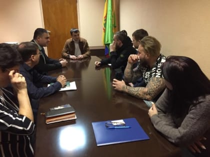 Николай Кузяков взял на контроль обустройство спортивной площадки в своем округе