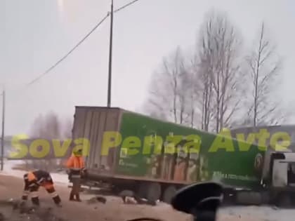 На трассе в Пензенской области случилось смертельное ДТП с участием легковушки и фуры