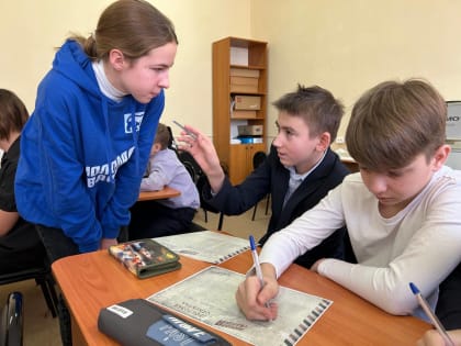 В рамках акции «Фронтовая открытка» молодогвардейцы Пензенской области совместно со школьниками сделали открытки для бойцов СВО