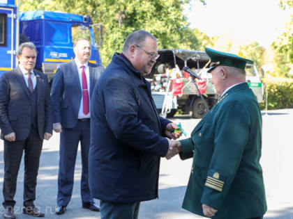 Олег Мельниченко вручил специалистам лесной отрасли ключи от новой лесопожарной техники