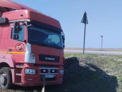 В Пензенской области КамАЗ улетел с трассы в кювет