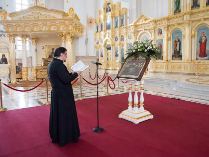 В канун Великого Четверга митрополит Серафим молился за уставным богослужением в Спасском кафедральном соборе